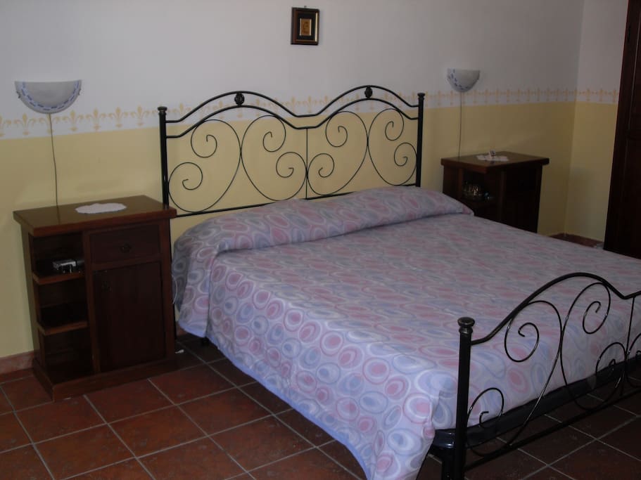 Camera da letto standard dove si potrà aggiungere anche un altro lettino