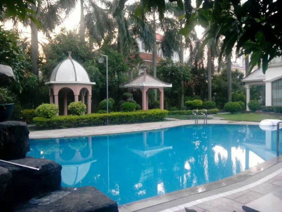 小区配套室内外泳池, community swimming pool