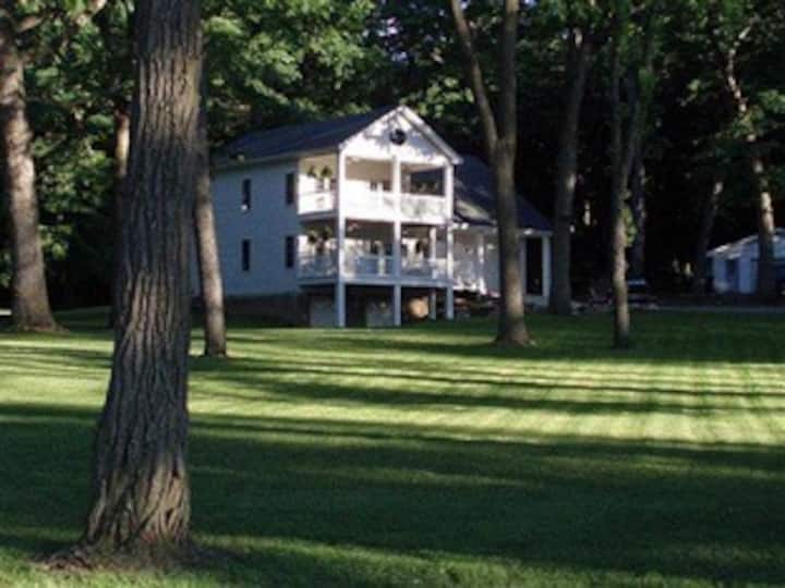 Fun Lake Kosh Private Pier, Decks, Fire Pit, Grill