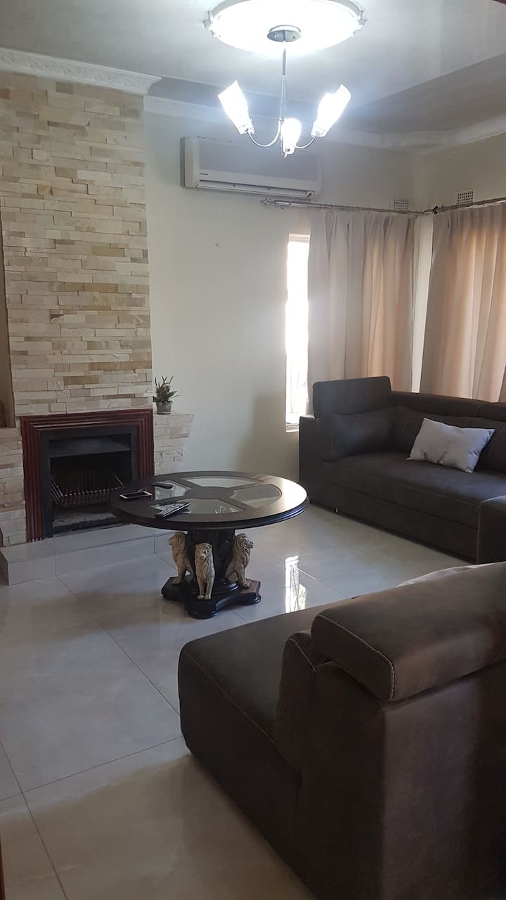 Cheerful 3-bedroomed Home With Pool - Gaborone
