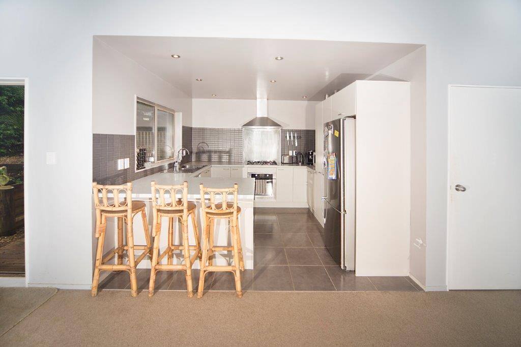 kitchen with gas jobs and electric oven