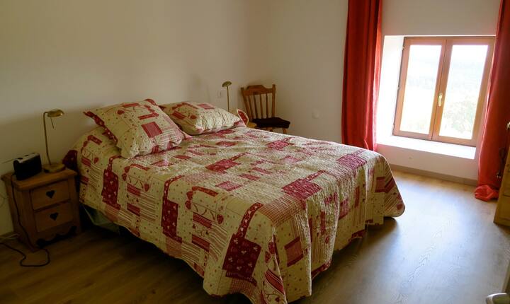 חדר שינה 140 מיטה. עוד 90 מיטות משמאל ומיטת ג'ירפה ליד המלתחה.