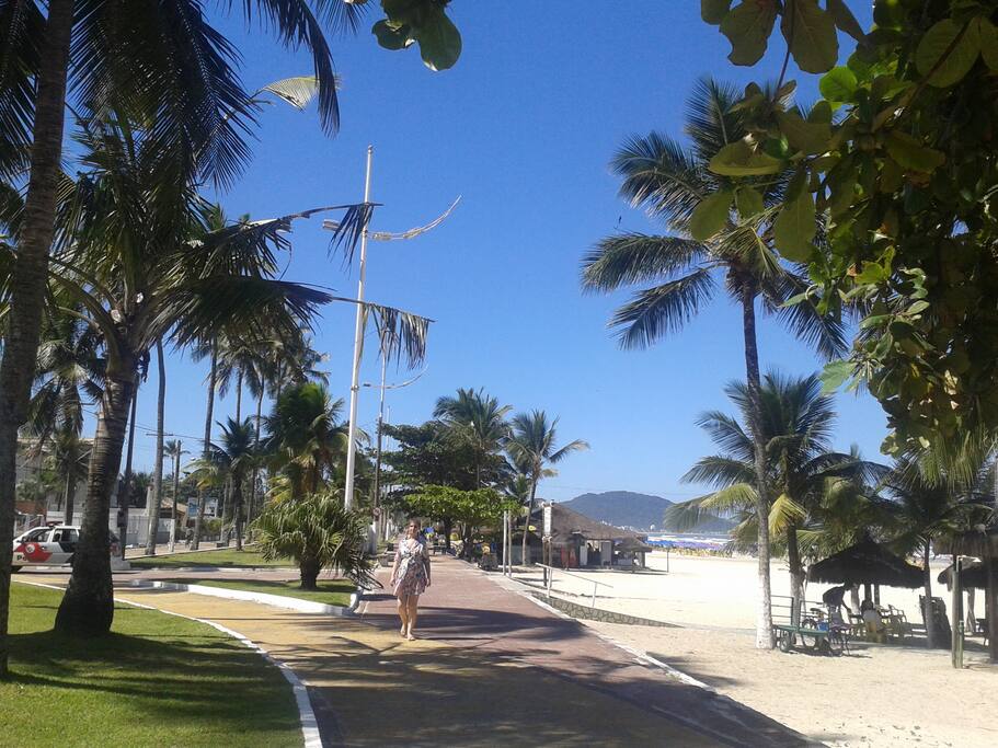 Calçadão do passeio em frente ao prédio.