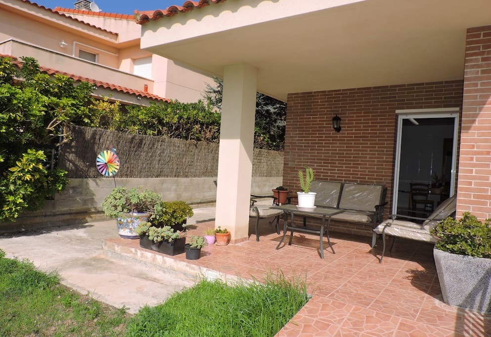 Living area of 250 m2 with additional 200 m2
of garden and terraces with lovely mountain and see views.