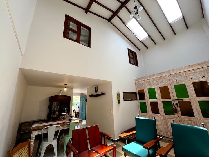 Casa Turquesa. Ambiente Familiar Tranquilo. - Jericó