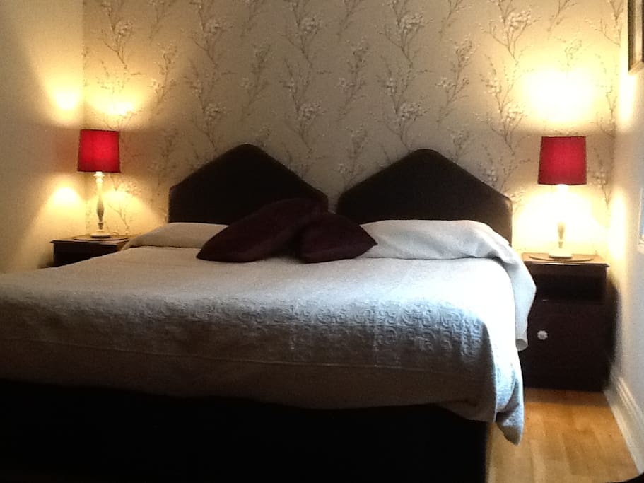 En-suite bedroom with 1 kingsize bed or 2 single beds (zip & link). On ground floor. En-suite has a shower. All linen, towels & toiletries provided.