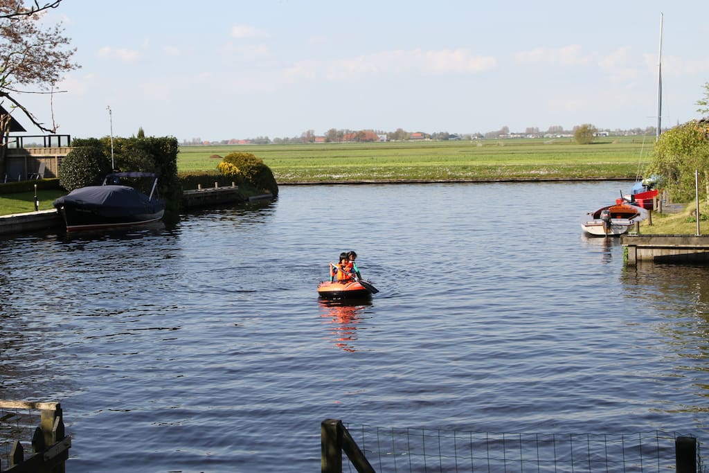 Uitzicht achter vanaf onze eigen steiger, lekker spelen met een opblaasboot in het haventje