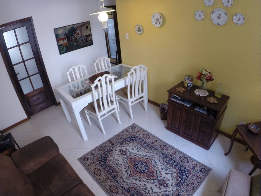 Ambiente com mesa para refeições.