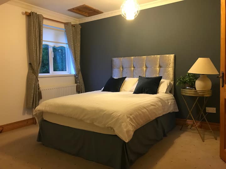 Novouređena spavaća soba s bračnim krevetom 