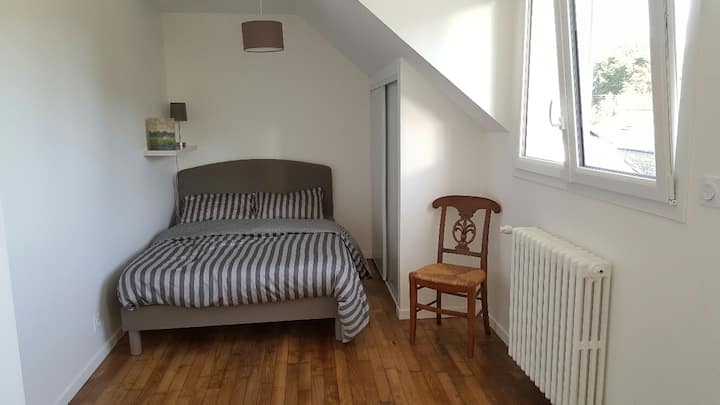 ห้องนอน 2 เตียงคู่และตู้เสื้อผ้าบิวท์อิน