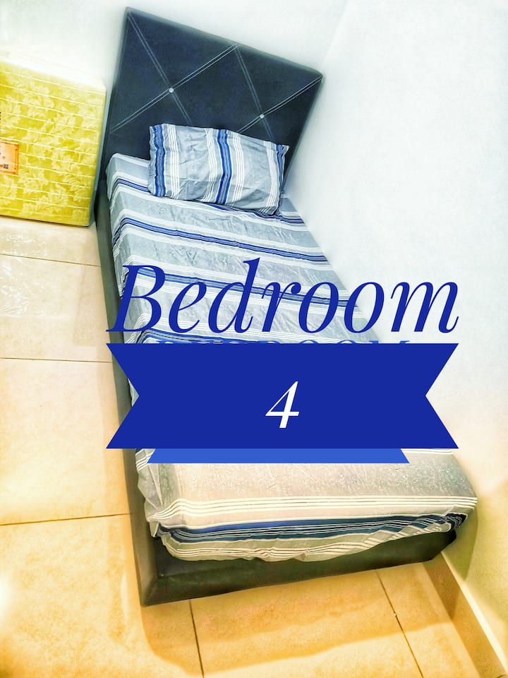 ห้องนอน 4 พร้อมเตียงเดี่ยว 1 หลังและฟูกนอนพื้นเดี่ยว 2 อัน