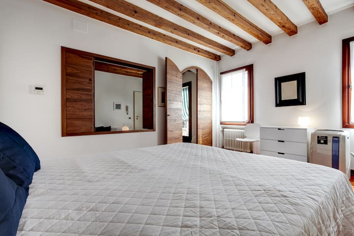 חדר השינה המרווח השני, עם חלון פנימי מיוחד המשקיף על הסלון