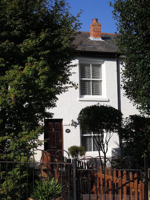 Top Airbnb: Pretty Victorian cottage 15mins walk from seafront in City Of Portsmouth