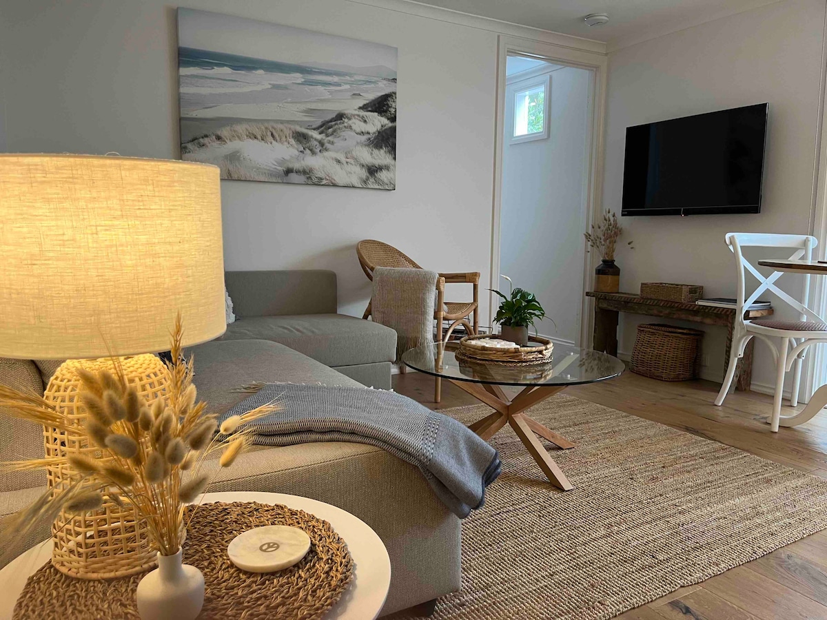 Successful Airbnb property: Beachside Boutique 3 min stroll to beach & village in Mount Martha