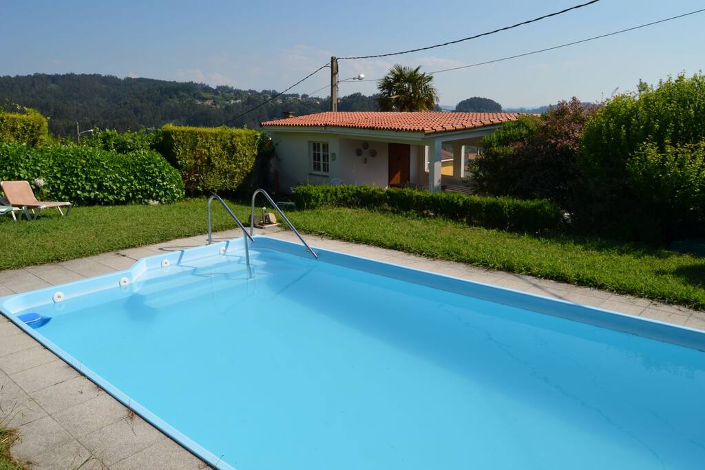 Piscina en parcela independiente con su puerta de entrada desde la casa y el jardín