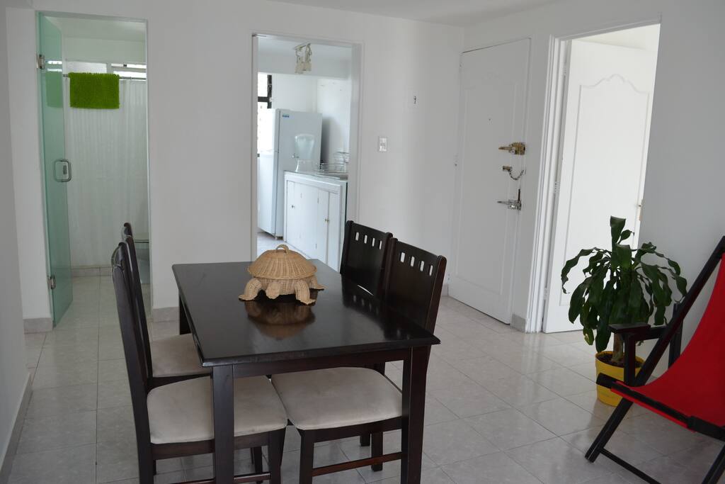 El comedor y la entrada del departamento.
The dining room with the main entrance.