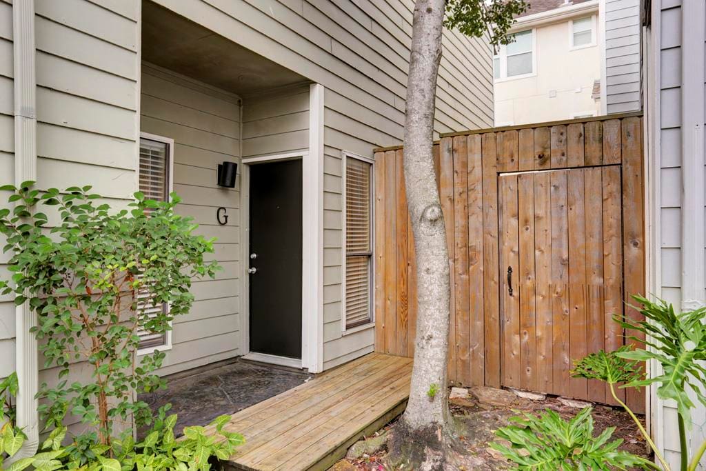 Front Entrance - unit is only adjacent to one unit.