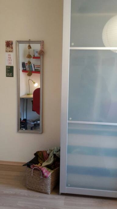 Schrank mit Spiegel