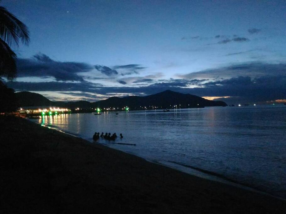 ชมพระอาทิตย์ตกดิน ที่ชายหาดบางเสร่