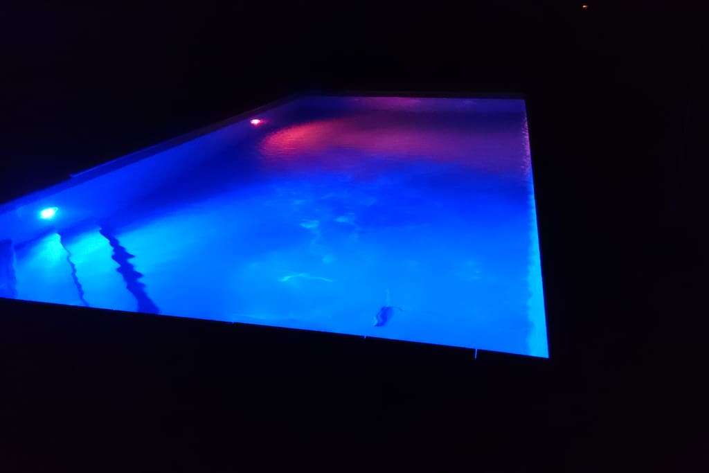 Une piscine éclairée avec des led de couleurs changeantes...