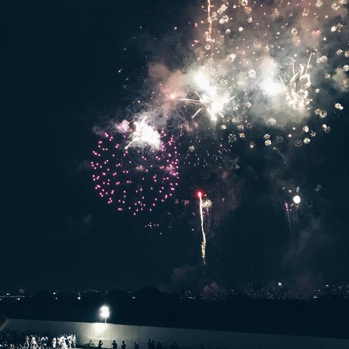没有比穿着浴衣去看花火大会更夏天的事了 大阪旅游攻略 尽在airbnb爱彼迎
