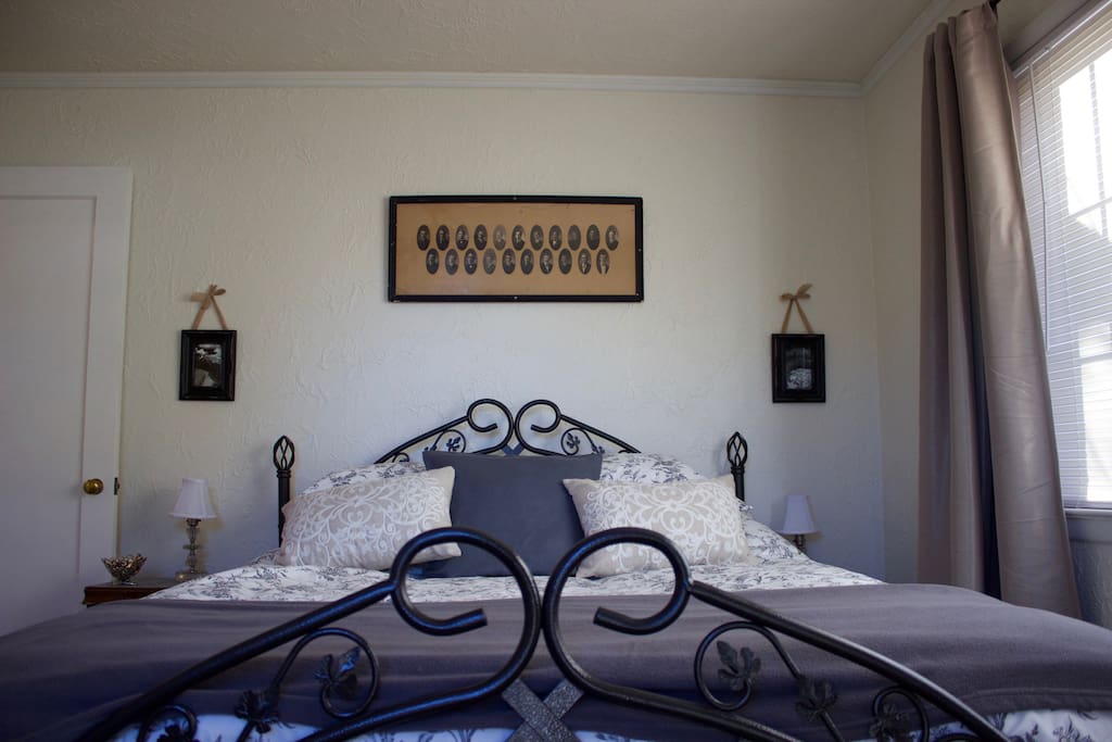 Queen Bedroom with view of Pikes Peak