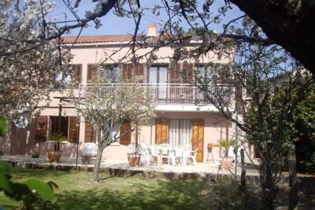Vue de la maison , location au rez de jardin