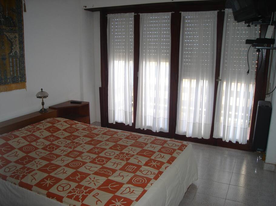 Cama matrimonial con tv con cable