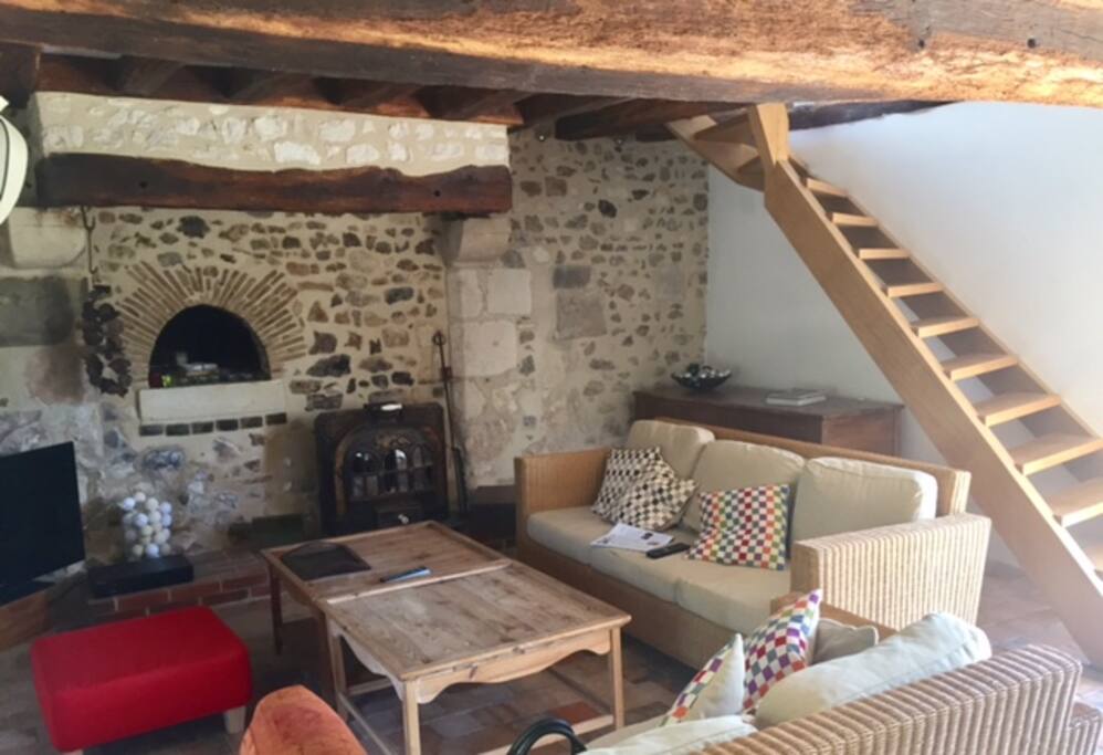 Une vue du salon avec l'escalier qui monte à la chambre parentale