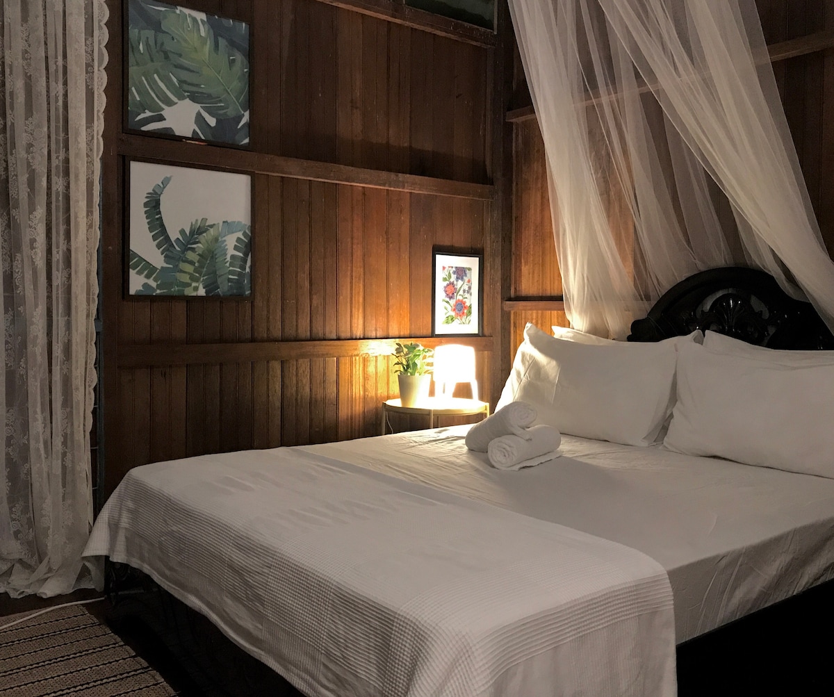 Spavaća soba 5 nalazi se na gornjoj etaži kuće. 
Zovemo ga „bilik busu” , što doslovno znači spavaća soba najmlađeg djeteta. 
