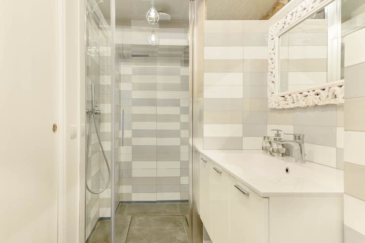 Charming Historic Apartment near the Spanish Steps gallery image 2