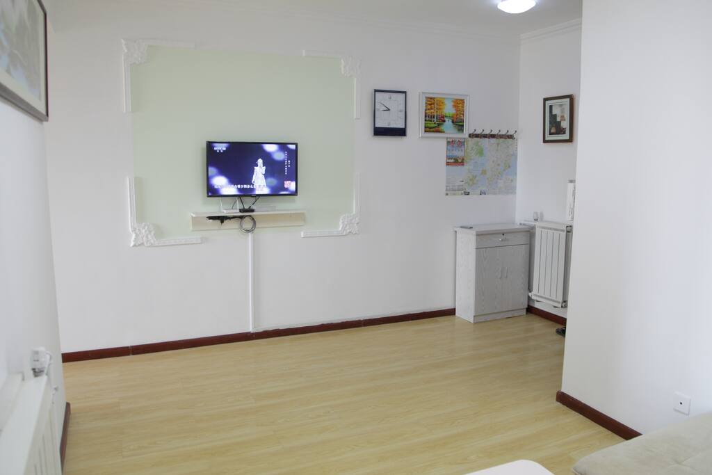 电视墙及进门宽敞空间 房屋内陈设(屋内及阳台可加1单人床1双人地铺)