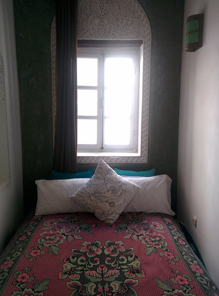 الغرفة الخضراء مع نافذتها في الزقاق. سرير مريح للغاية 140.