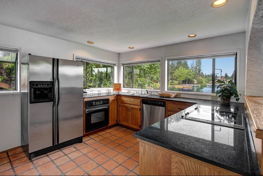 Plenty of kitchen space with panoramic view of the lake