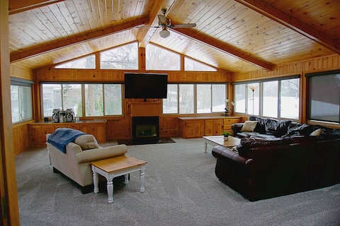 5 bdrm house w/HOT TUB across from Moore Lake Park