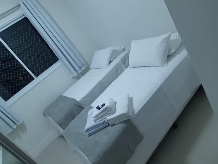 3号套房- 2张1米宽单人床和1张便携式婴儿床