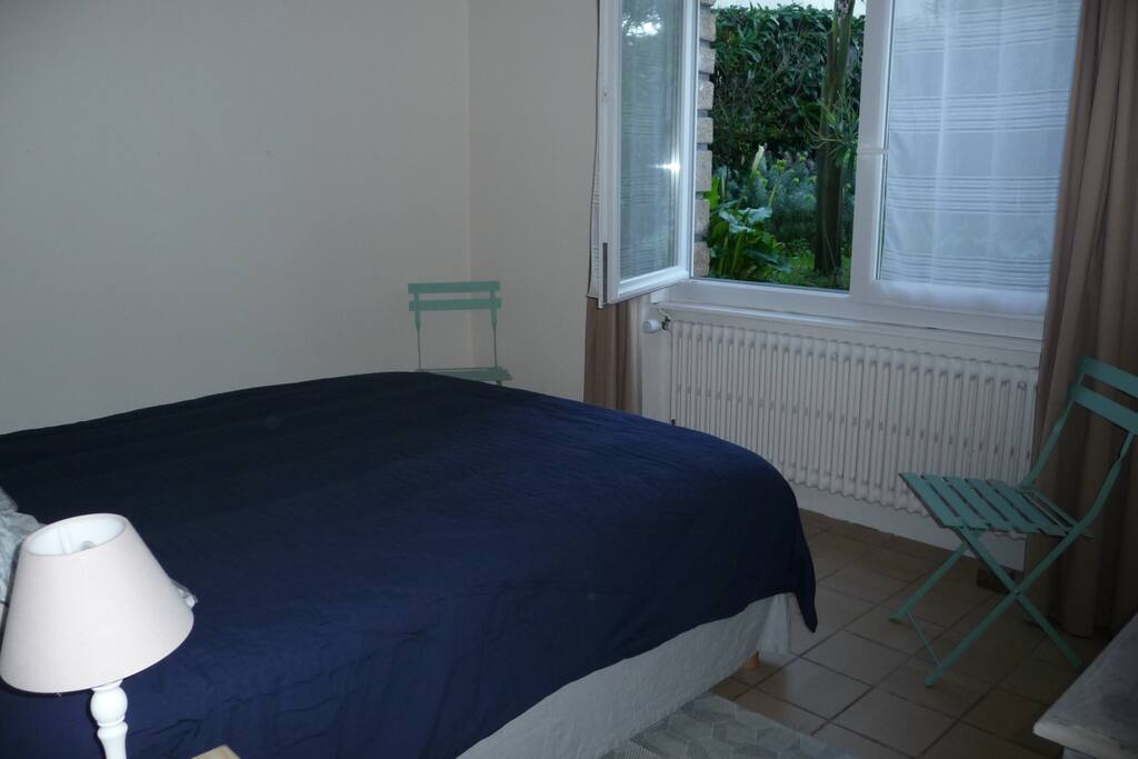 chambre donnant sur le jardin