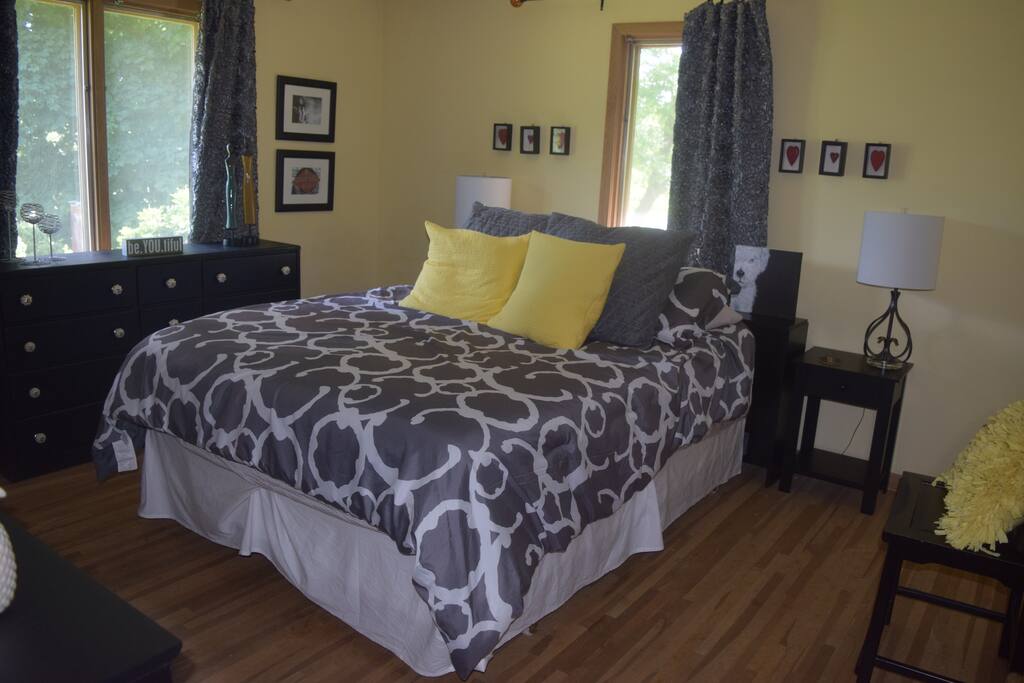 Guest bedroom with queen bed.