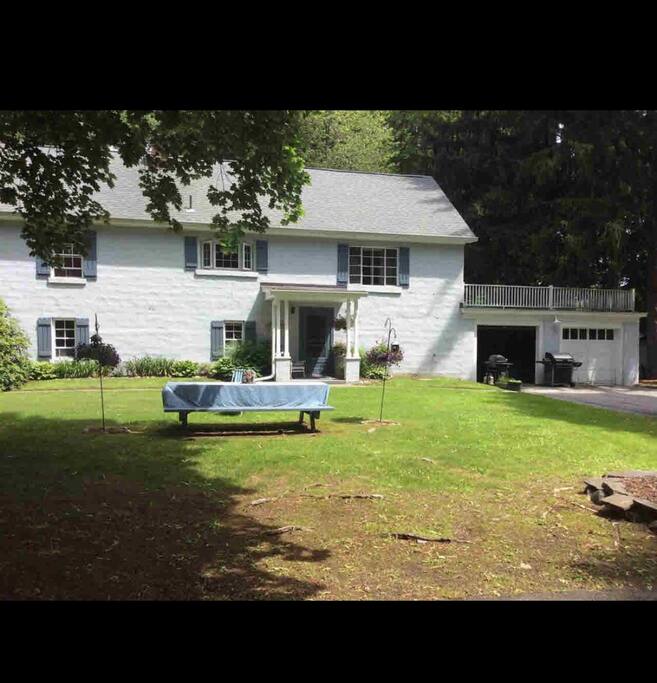 Beautiful colonial home. 1st floor apartment