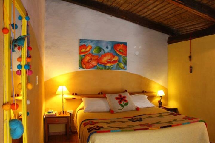 Апартамент Geode: „Изключително голямо“ двойно легло + единично легло. 
Апартаментът е в знак на почит към нашата планета Земя със своя вход с форма на сфера. Тази стая е напълно независима от къщата + тераса с градинска маса и столове. 
