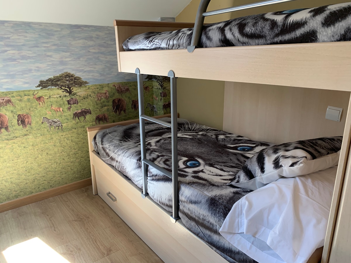 Habitación planta superior con cama tren, litera más cama supletoria