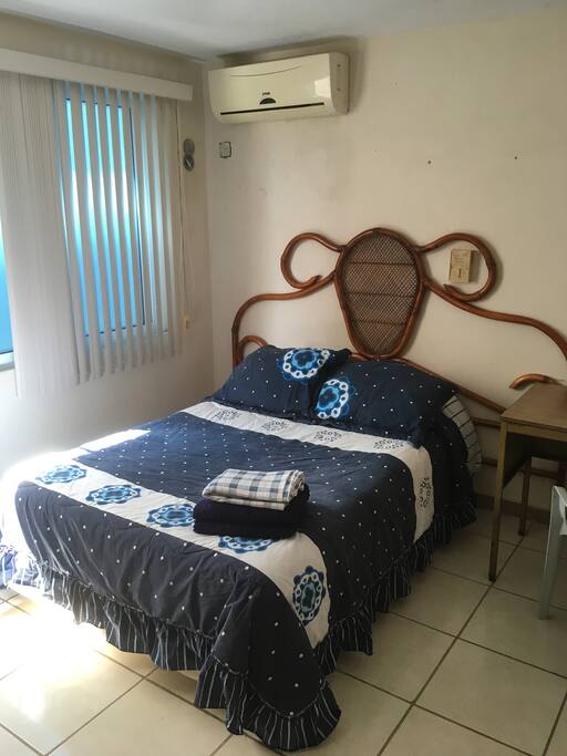 Cama matrimonial con AC