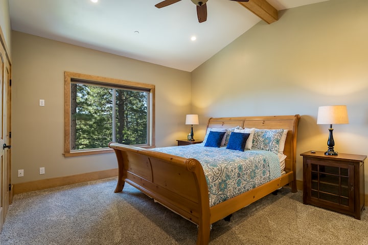 غرفة النوم الرئيسية بسرير كال كينج