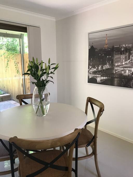 Dining area (seats 4)