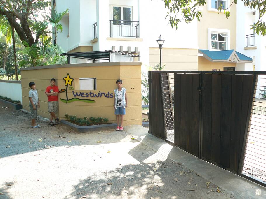 Entrance gate