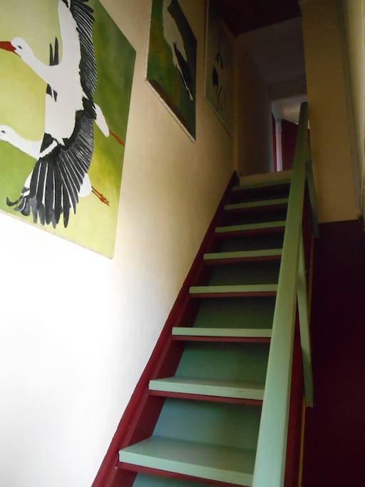 Attention ça grimpe ! L'escalier est un peu raide ! Mais c'est avec plaisir que je vous aiderai à monter vos bagages !