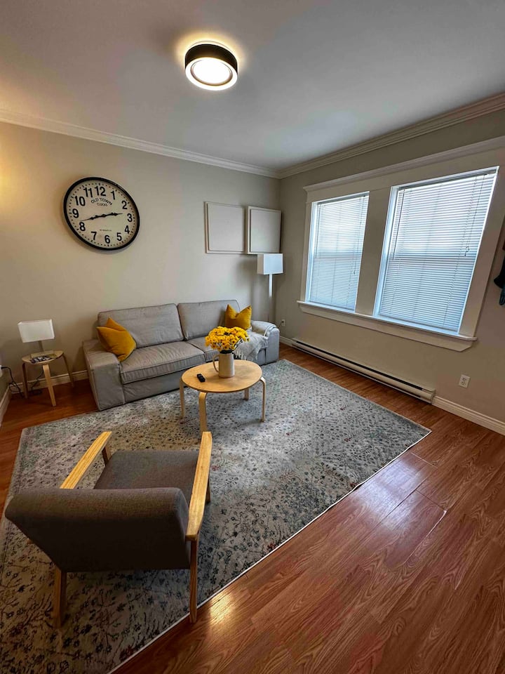 Signal Hill Sunrise Views, newly remodelled main Apartments for Rent