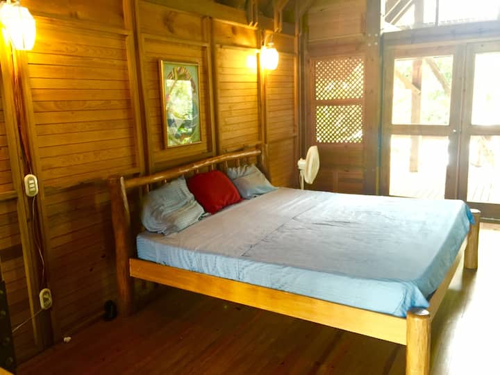 Hlavná spálňa s manželskou posteľou King @ 3. poschodie (nepovinné: 2 samostatné matrace v prípade potreby)