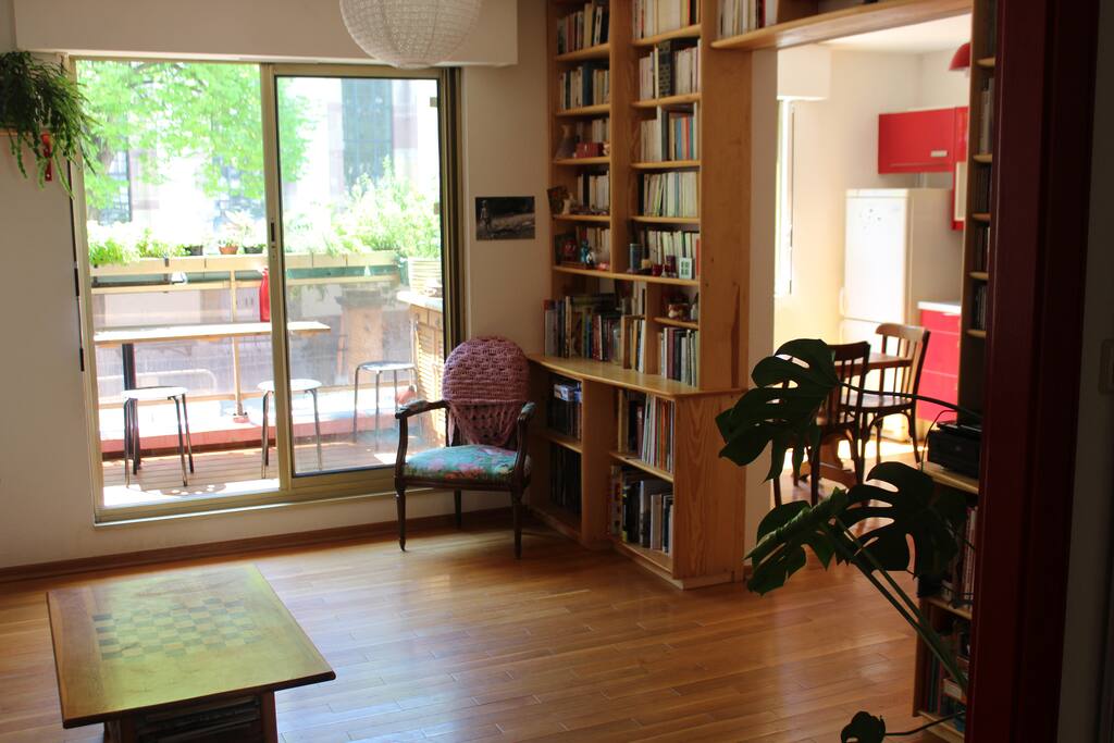 Le salon, ouvert sur la cuisine et sur un agréable balcon