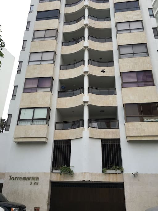 Apartamento con 2 habitaciones principales (8 personas) y 1 tercera habitación con camarote (2 personas) Vista al mar; cuenta con cocina, área de piscina, parqueadero, aires acondicionados en la sala comedor y en las habitaciones, 2 ascensores; a Pocos metros de la playa.
Ubicado a pocos metros del hotel Hilton en el exclusivo sector de el Laguito, Zona turística, a 2.7 km de las murallas y ciudad histórica de Cartagena de indias.
Cerca a supermercados y restaurantes; a 3 minutos de centro comercial y casino MAU